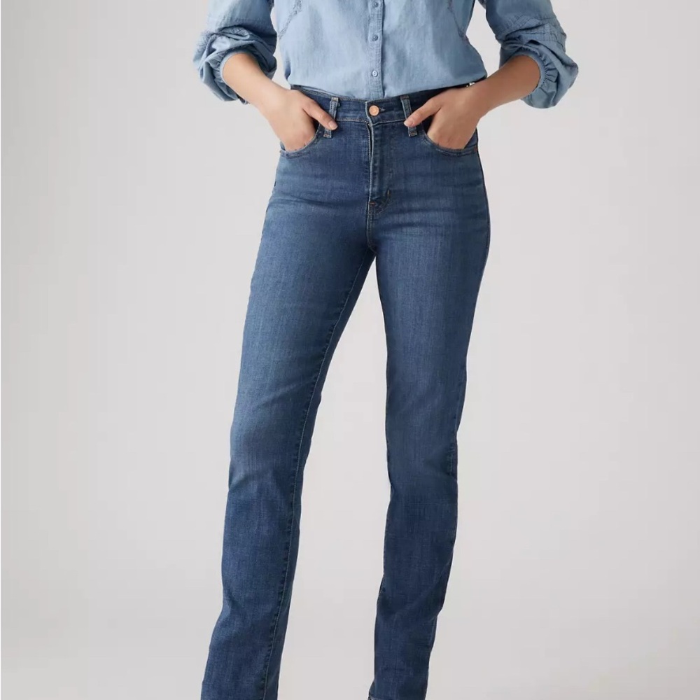 LEVIS 724 HIGH RISE STRAIGHT Jeans zipper and Button Closure Medium Wash